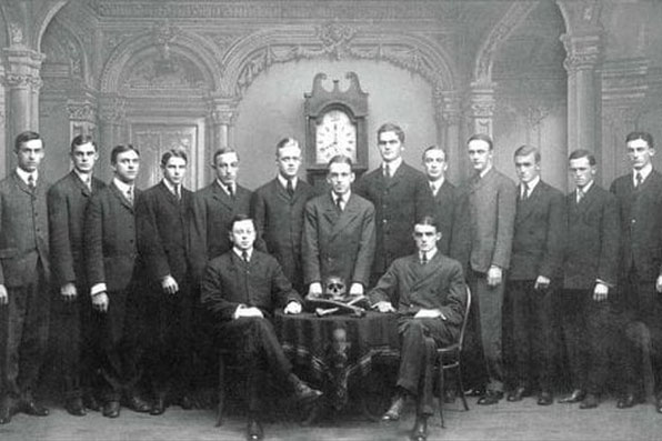 Lịch sử đầy quyền lực của hội kín "Đầu lâu xương vắt chéo"