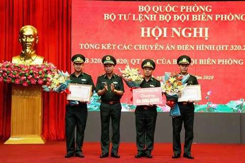 Bộ Tư lệnh BĐBP tặng bằng khen, tiền thưởng cho Ban Chuyên án A3-220 của BĐBP tỉnh Hà Tĩnh. Ảnh: Báo điện tử Nhân dân.