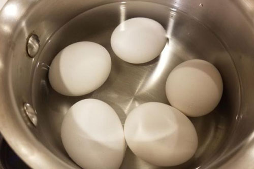 Luộc trứng thêm xíu nguyên liệu này, vỏ tự động bong ra