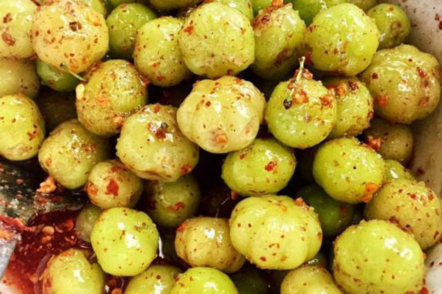 Quả dại miền Tây chua loét, nhưng trộn muối ớt lại ngon xuất sắc