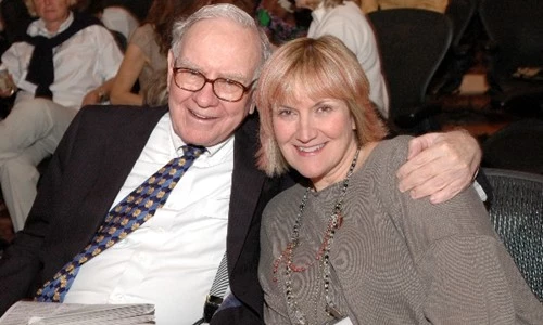 Warren Buffett và con gái Susan Alice Buffett. Ảnh: Alchetron.