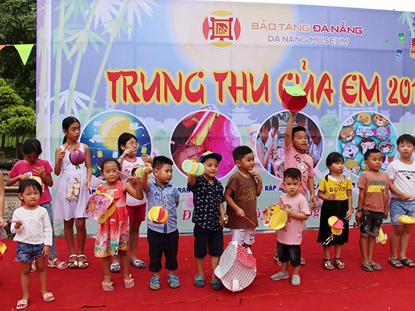 và được tặng quà Trung thu!