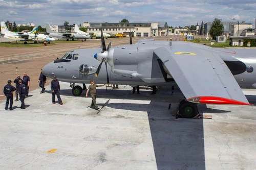 Máy bay vận tải hạng nhẹ An-26 của Không quân Ukraine sẽ được nâng cấp để phù hợp với hệ thống nhảy dù của Mỹ. Ảnh: Defence Blog.