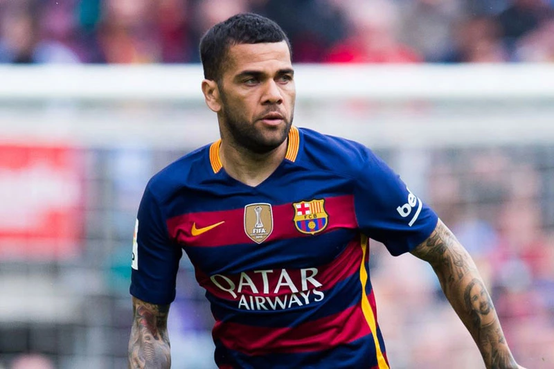 Hậu vệ phải: Dani Alves.