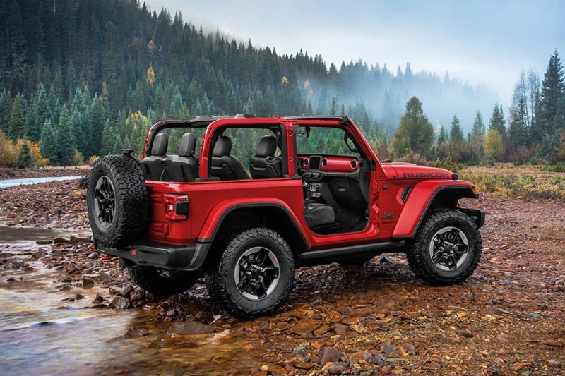 2. Jeep Wrangler Convertible 2020 (giá khởi điểm: 28.295 USD).