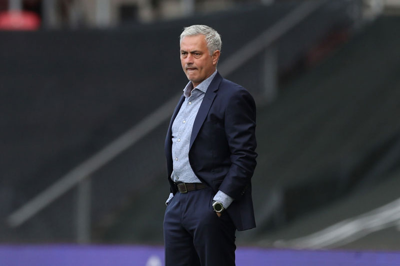 Cử chỉ ấm áp của Mourinho khiến dân mạng hết lời cảm phục
