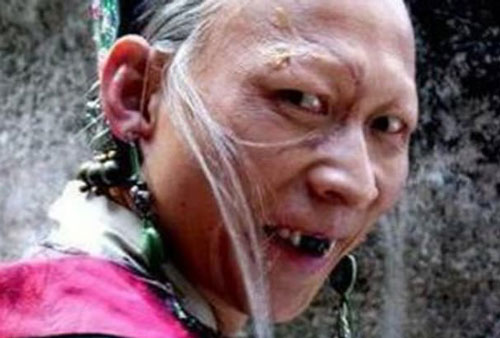 Anh và Triệu Vy là bạn cùng lớp, được mệnh danh 'xấu nhất màn ảnh' nhưng vợ và con gái anh lại rất xinh đẹp!