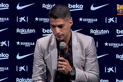 Suarez khóc nghẹn trong họp báo chia tay Barca