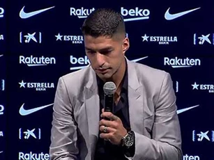 Suarez khóc nghẹn trong họp báo chia tay Barca