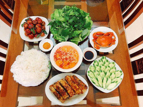 Mâm cơm 100k bắt mắt, ngon miệng của bà nội trợ Hà Nội