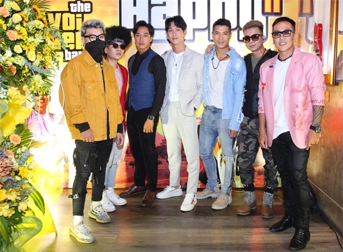 Diễn viên Song Luân (thứ tư từ trái qua) góp mặt trong dàn nghệ sĩ dự sự kiện chiều 23/9.