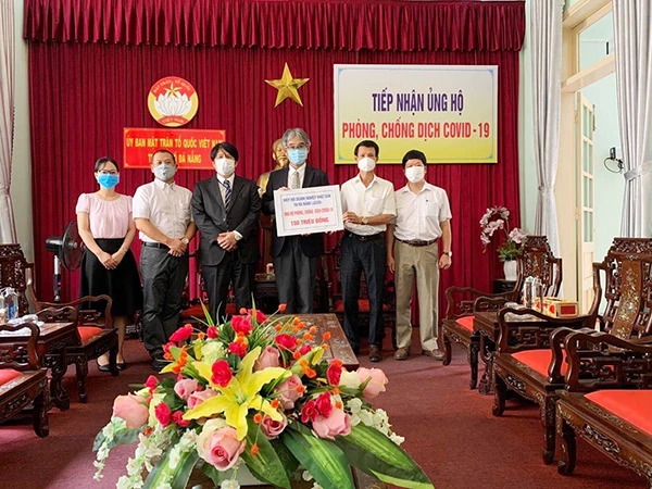 Hiệp hội Doanh nghiệp Nhật Bản tại Đà Nẵng ủng hộ kinh phí cho công tác phòng chống dịch Covid-19 của TP