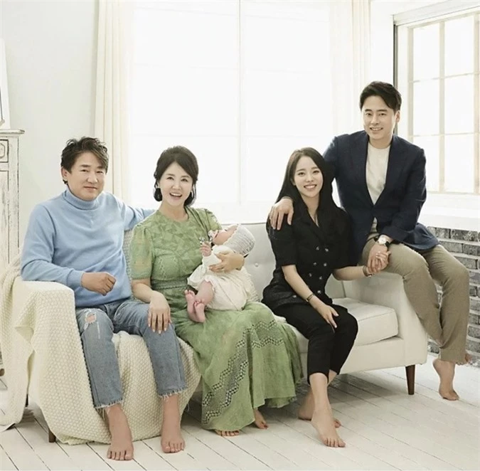 Hai diễn viên Lee Young Ha, Sunwoo Eun Sook cùng con trai, con dâu trong ngày cháu nội tròn 100 ngày tuổi.