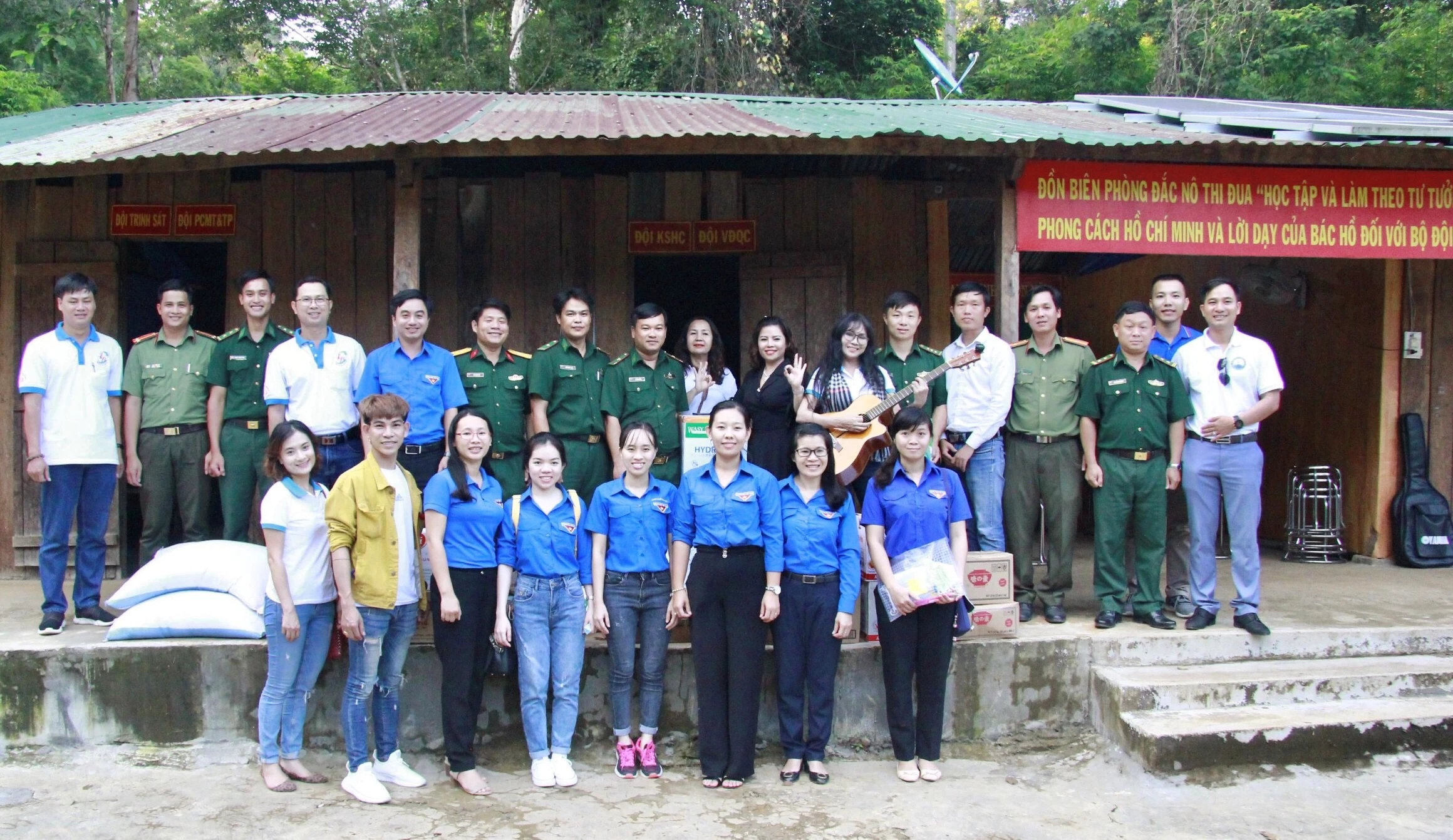 CEO Nguyễn Hoàng Đạt (hàng 2, phía ngoài cùng, từ phải sang) cùng các doanh nghiệp, nghệ sĩ trong và ngoài tỉnh tham gia hành trình “Hạnh phúc xanh - nghĩa tình biên giới”, qua đó thăm, tặng quà cho các đồn, chốt biên phòng tại huyện Bù Gia Mập, tỉnh Bình Phước trong mùa dịch lần 2.