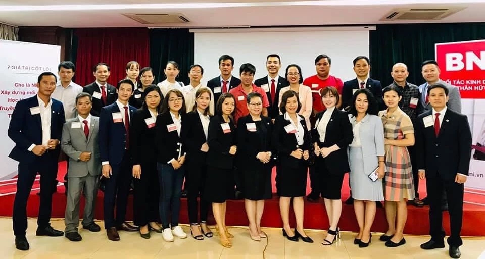 Tham gia BNI Chapter Bombo, CEO Nguyễn Hoàng Đạt (hàng 2, thứ ba từ phải sang) mong có thể săn tìm nhiều cơ hội kết nối giao thương rộng mở. Tham gia BNI Chapter Bombo, CEO Nguyễn Hoàng Đạt (hàng 2, thứ ba từ phải sang) mong có thể săn tìm nhiều cơ hội kết nối giao thương rộng mở.