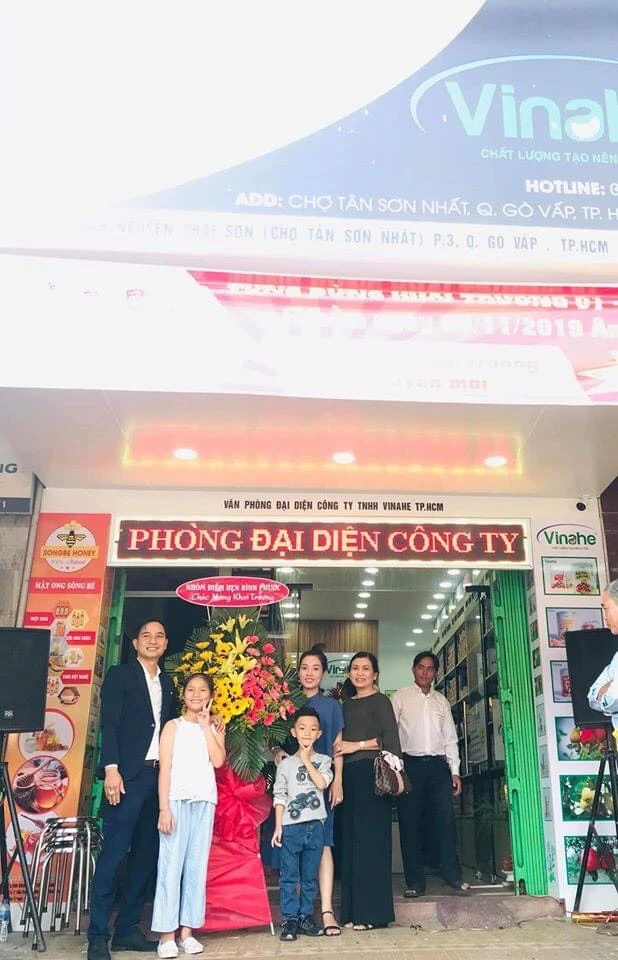 Startup 8x Nguyễn Hoàng Đạt (bên trái, phía ngoài cùng) cùng gia đình tại Lễ khai trương Văn phòng đại diện công ty TNHH Vinahe TP. HCM. Startup 8x Nguyễn Hoàng Đạt (bên trái, phía ngoài cùng) cùng gia đình tại Lễ khai trương Văn phòng đại diện công ty TNHH Vinahe TP. HCM.
