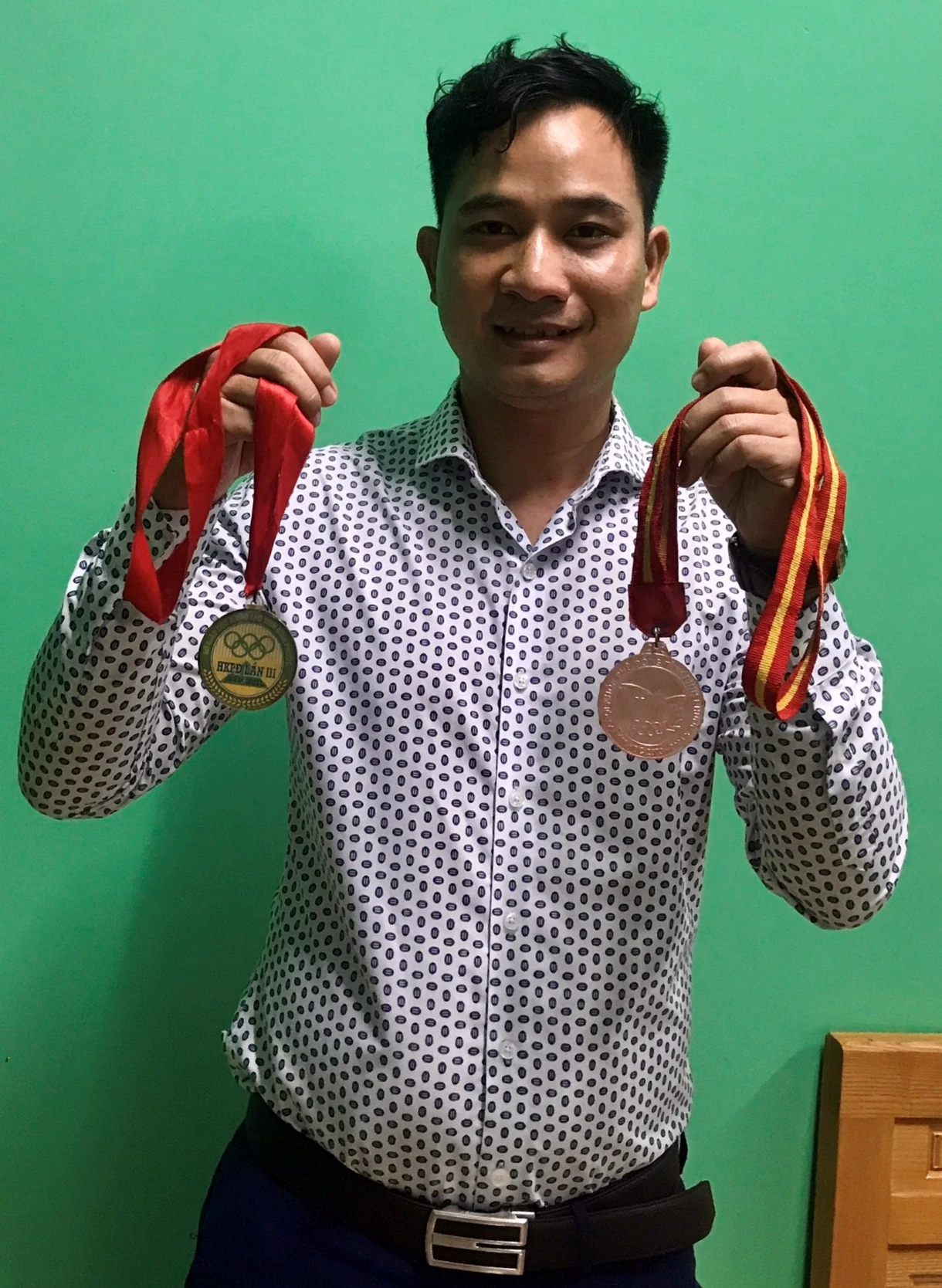 CEO Nguyễn Hoàng Đạt cùng các huy chương thể thao gặt hái được từ thời phổ thông. CEO Nguyễn Hoàng Đạt cùng các huy chương thể thao gặt hái được từ thời phổ thông.