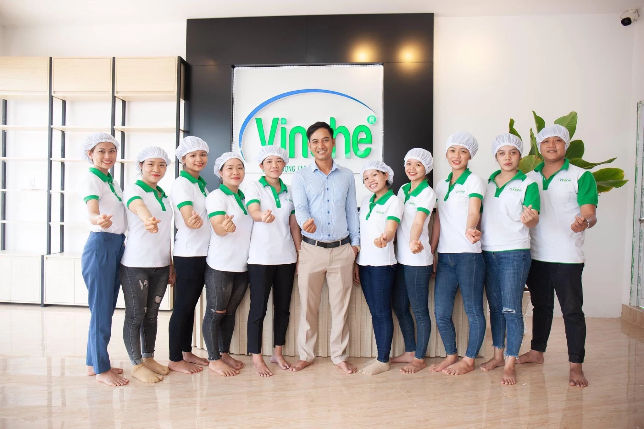 Ông chủ trẻ Nguyễn Hoàng Đạt (chính giữa) cùng các nhân viên công ty Vinahe. Ông chủ trẻ Nguyễn Hoàng Đạt (chính giữa) cùng các nhân viên công ty Vinahe.