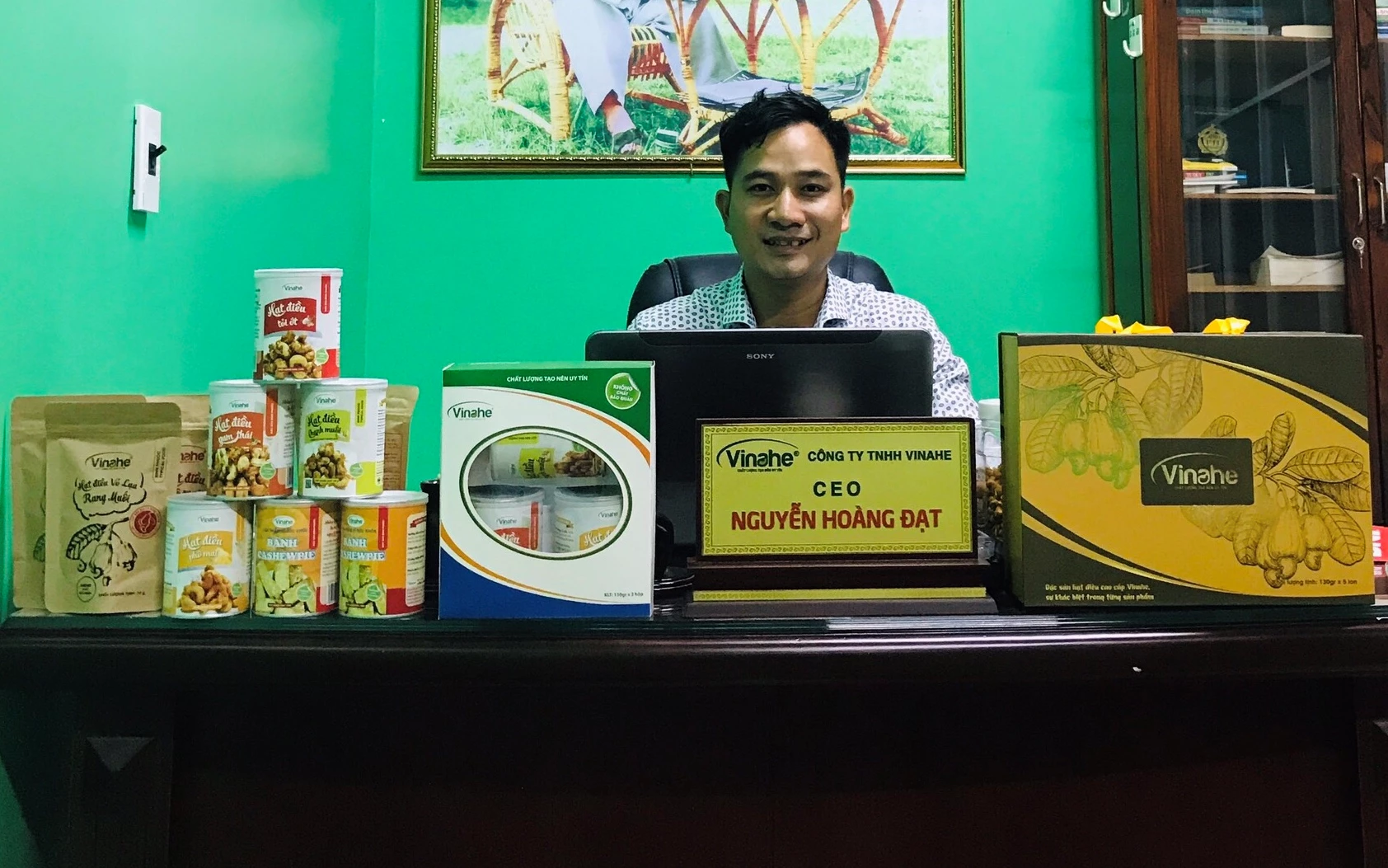 CEO Nguyễn Hoàng Đạt - người quyết tâm đưa hình ảnh hạt điều Bình Phước ra thế giới. CEO Nguyễn Hoàng Đạt - người quyết tâm đưa hình ảnh hạt điều Bình Phước ra thế giới.