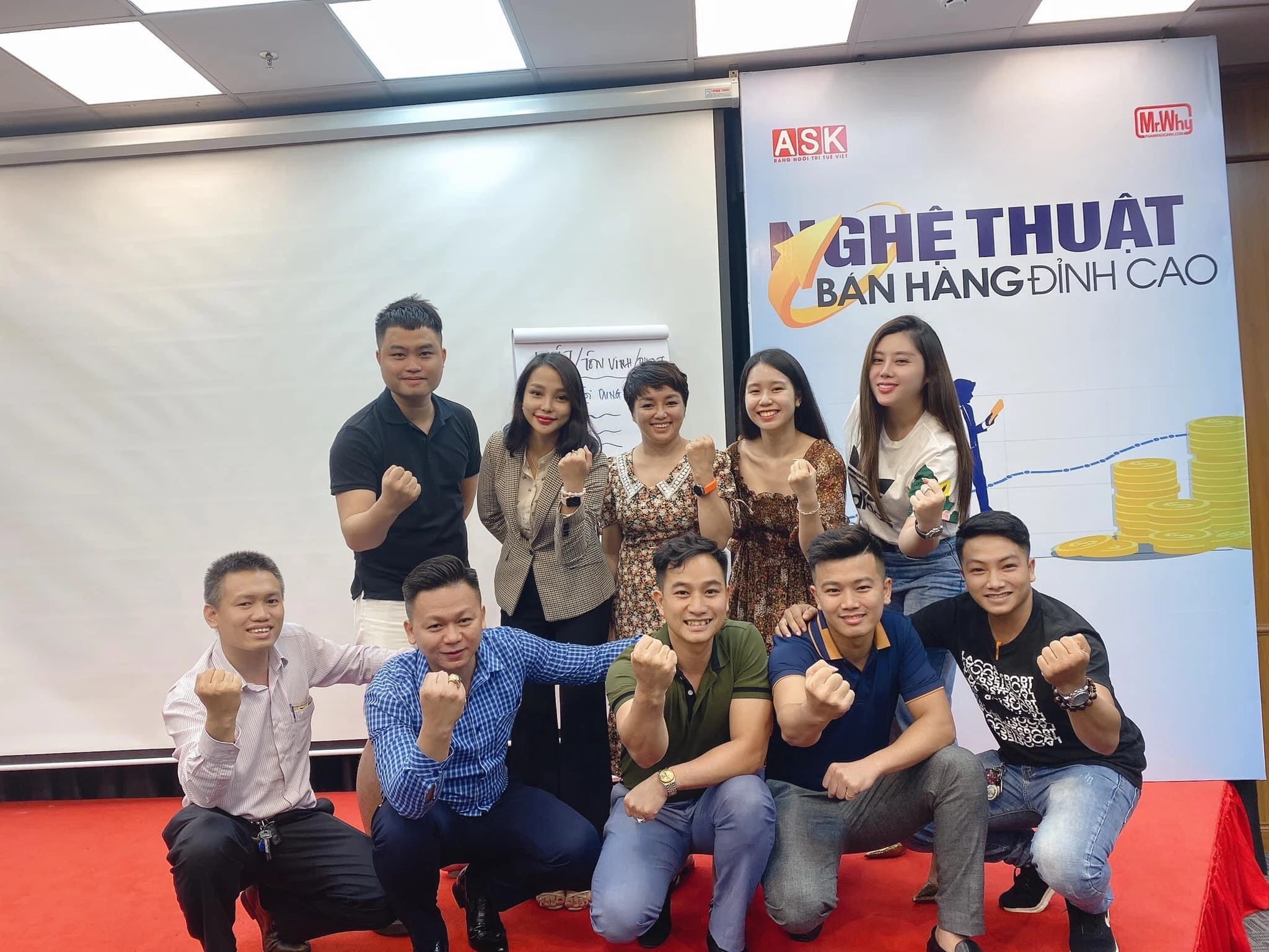 Startup 8x Nguyễn Hoàng Đạt (ngồi chính giữa) vượt hàng trăm cây số để tham gia Khóa tập huấn về nghệ thuật bán hàng đỉnh cao của Công ty cổ phần đào tạo ASK (TP. HCM). Startup 8x Nguyễn Hoàng Đạt (ngồi chính giữa) vượt hàng trăm cây số để tham gia Khóa tập huấn về nghệ thuật bán hàng đỉnh cao của Công ty cổ phần đào tạo ASK (TP. HCM).