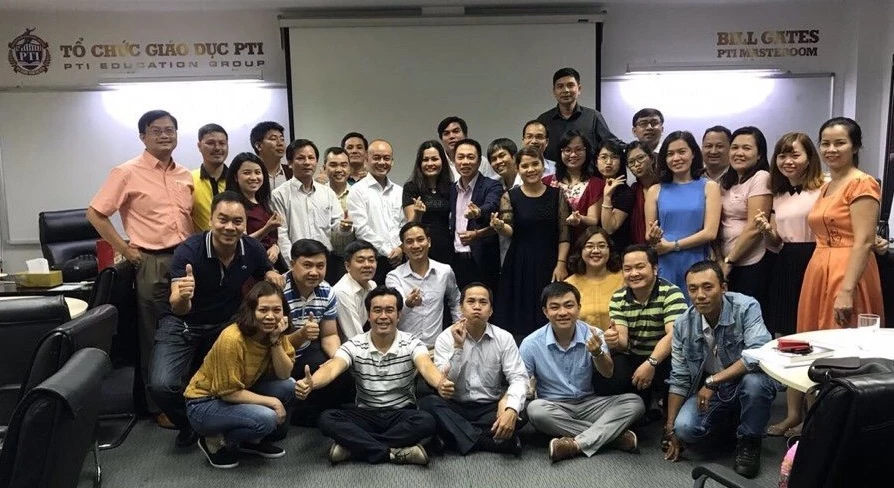 CEO Nguyễn Hoàng Đạt (ngồi hàng 2, thứ tư từ trái sang) vượt hàng trăm km để đến TP. HCM “tầm sư học đạo” tại Tổ chức giáo dục PTI. CEO Nguyễn Hoàng Đạt (ngồi hàng 2, thứ tư từ trái sang) vượt hàng trăm km để đến TP. HCM “tầm sư học đạo” tại Tổ chức giáo dục PTI.