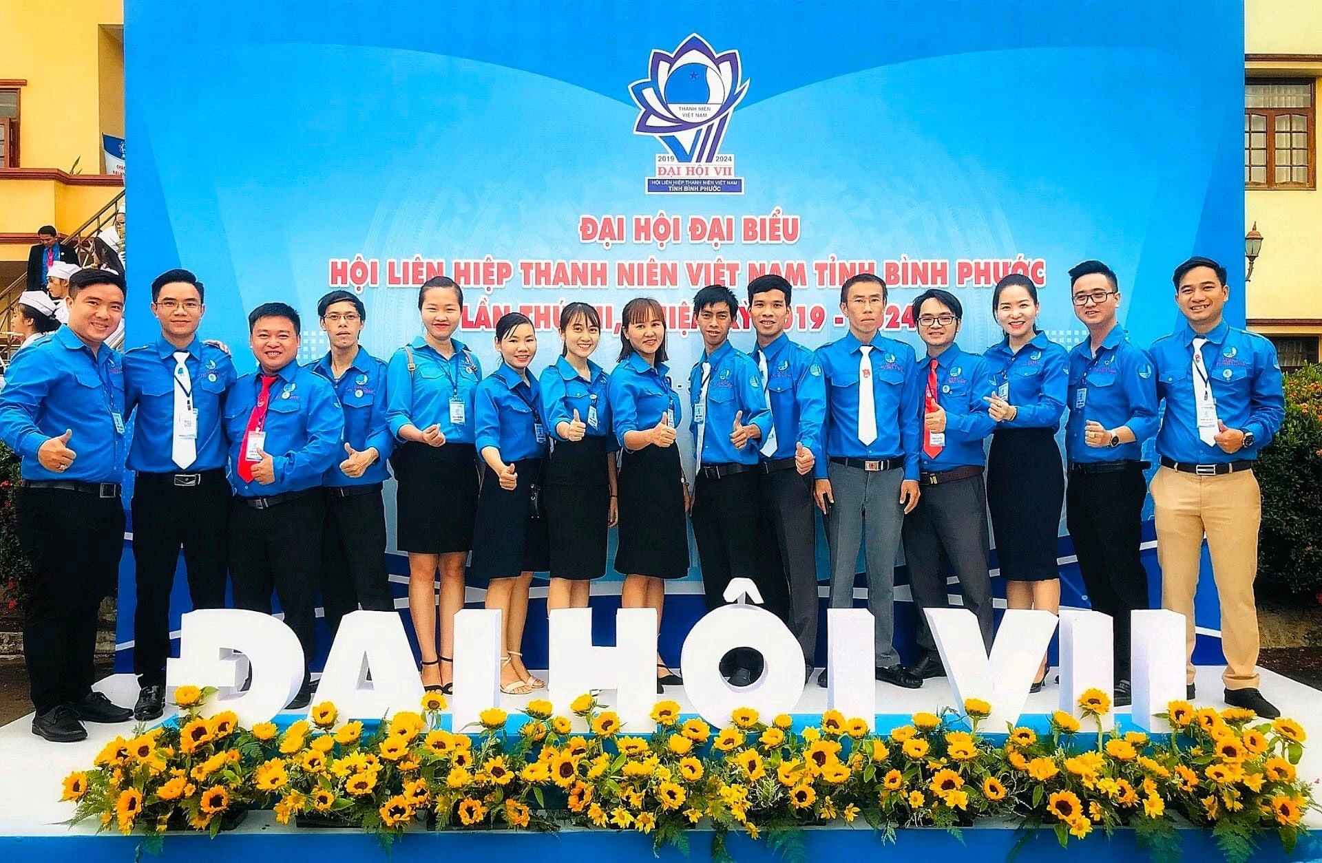 Startup 8x Nguyễn Hoàng Đạt (bên phải, phía ngoài cùng) là một cán bộ Hội tiêu biểu, được chọn cử là đại biểu tham dự Đại hội Hội LHTN Việt Nam tỉnh Bình Phước nhiệm kỳ 2019 - 2024. Startup 8x Nguyễn Hoàng Đạt (bên phải, phía ngoài cùng) là một cán bộ Hội tiêu biểu, được chọn cử là đại biểu tham dự Đại hội Hội LHTN Việt Nam tỉnh Bình Phước nhiệm kỳ 2019 - 2024.