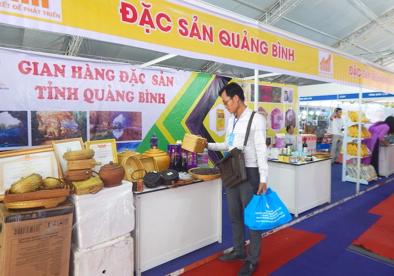 Khách hàng mua đặc sản tại gian hàng của tỉnh Quảng Bình. 