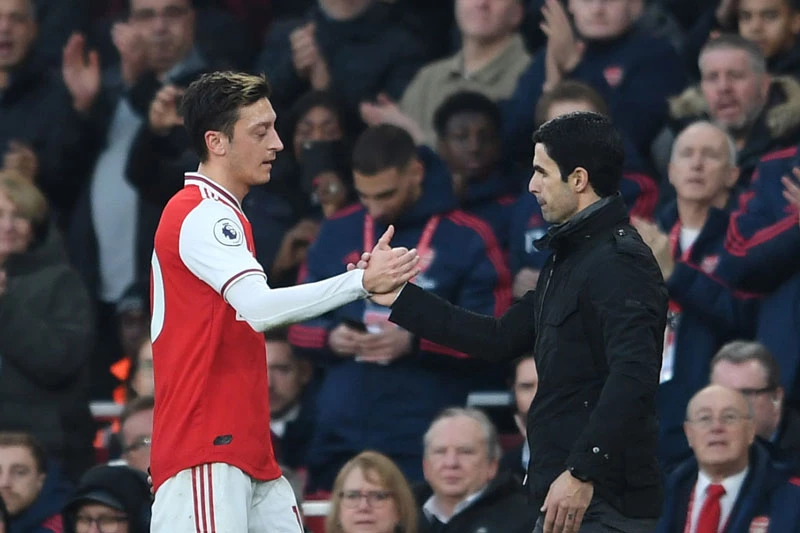 Ozil và HLV Arteta.