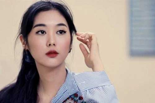 Con rể tương lai vừa bước ra khỏi chiếc xe sang trọng, mẹ chồng tôi lao ra đuổi đi và khi biết lý do bà tức giận, chúng tôi cũng bất bình