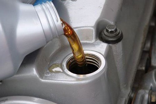 Sai lầm tai hại khi thay nhớt khiến xe máy tay ga xuống cấp không phanh