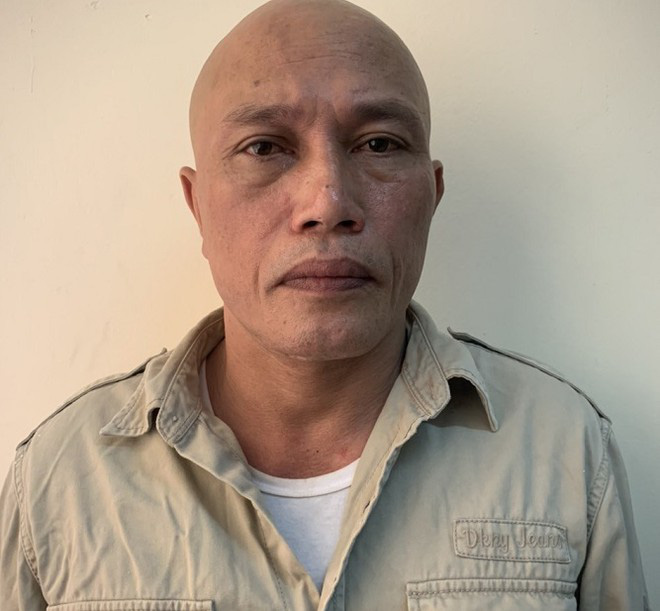 Bị nhắc nhở, người đàn ông đầu trọc túm cổ áo kéo công an xuống đường sắt, đấm liên tục