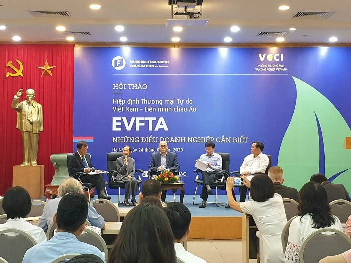 Các diễn giả thảo luận chủ đề: "Cách thức tận dụng và hiện thực hóa cơ hội từ EVFTA - Những điều doanh nghiệp cần biết". 