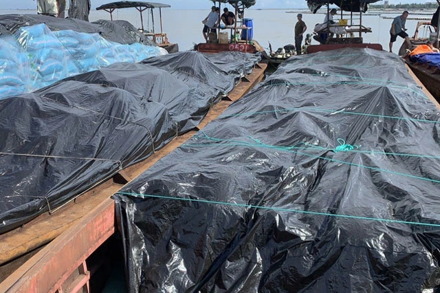 Hiện trường bắt thuyền chứa hàng chục tấn hàng hóa (khoảng 40 đến 50 tấn) nghi là dược liệu không chứng từ và xuất xứ. Ảnh: TTXVN.