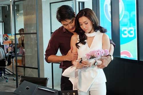 Vợ bị giễu cợt đôi bàn tay xấu xí, chồng lập tức nói lời sâu sắc khiến ai cũng ngưỡng mộ, song tối ấy về nhà cô vợ lại lặng lẽ viết đơn ly hôn