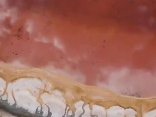 Bí ẩn hồ nước Siberia chuyển màu đỏ khác lạ vào dịp hè