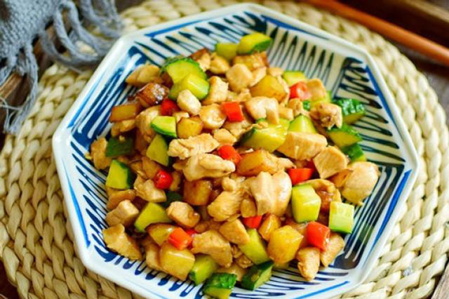 Ai cũng chê ức gà khô, mẹ đảm thái nhỏ rồi xào kiểu này cả nhà ăn không kịp thở