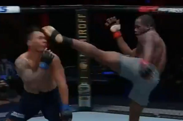 Võ sĩ Cameroon tung cú đá ‘trời giáng’ khiến đối thủ bật ngửa