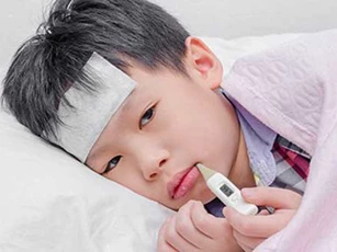 3 sai lầm hạ sốt cho trẻ tại nhà khiến bác sĩ lắc đầu ngao ngán