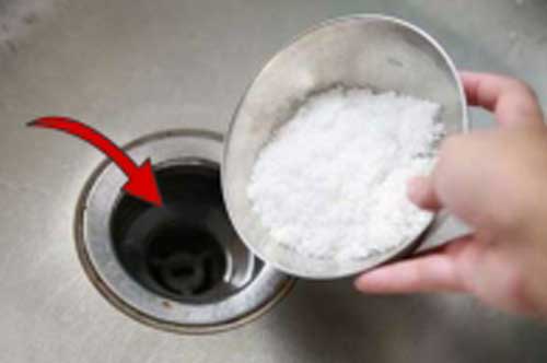 Đổ bát muối vào bồn rửa bát, tưởng hoang phí ai ngờ lại xảy ra điều đặc biệt