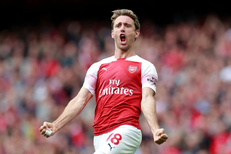 Hậu vệ trái: Nacho Monreal.