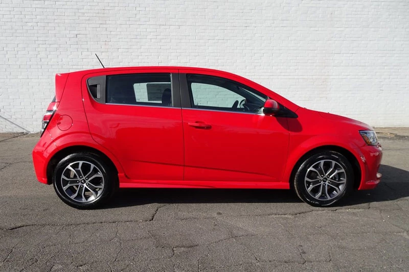 7. Chevrolet Sonic 2020 (giá khởi điểm: 16.720 USD).