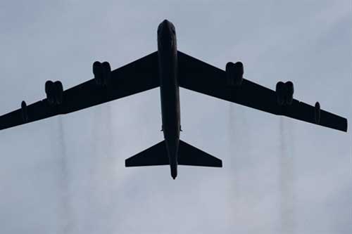 Hai chiếc B-52 dọa biến Donetsk và Lugansk thành hoang mạc?