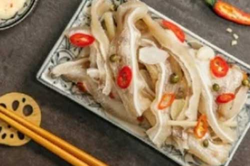 Muốn luộc tai heo trắng giòn sần sật, chỉ cần cho đúng 1 loại gia vị vào nồi