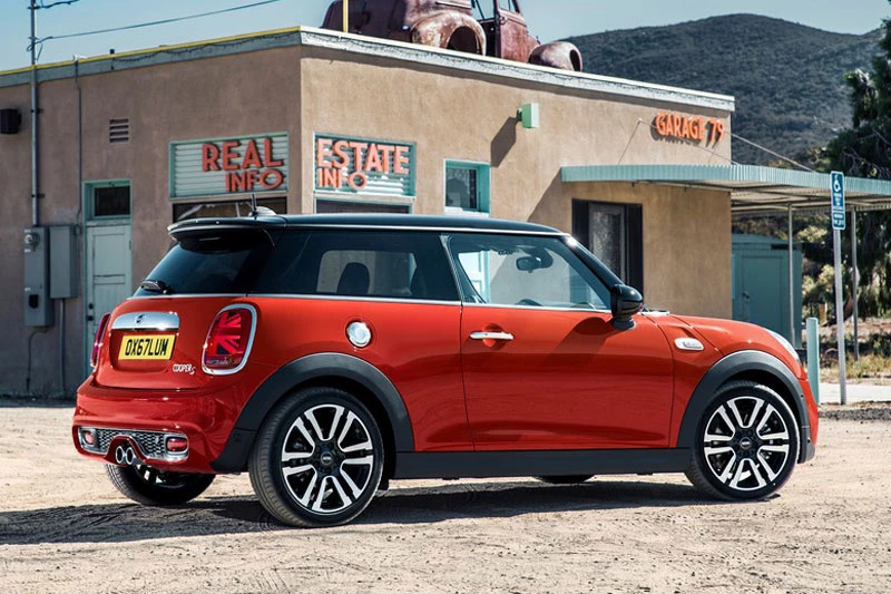 8. MINI Cooper 2021 (giá khởi điểm: 22.400 USD).