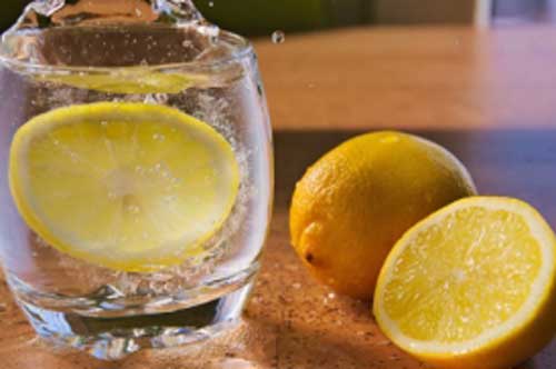 Không cần hóa chất tẩy rửa, đồ thủy tinh ố vàng sẽ "sáng choang" nhờ 1 thứ nguyên liệu có sẵn trong bếp