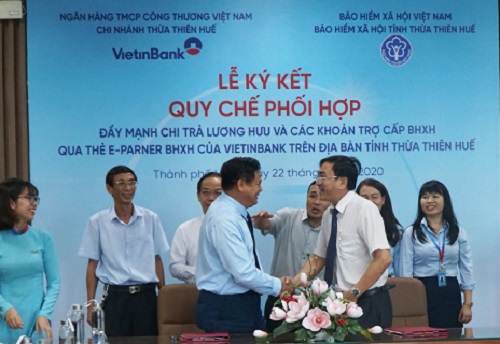 Thừa Thiên Huế: Chi trả lương hưu và trợ cấp qua thẻ E-Partner BHXH