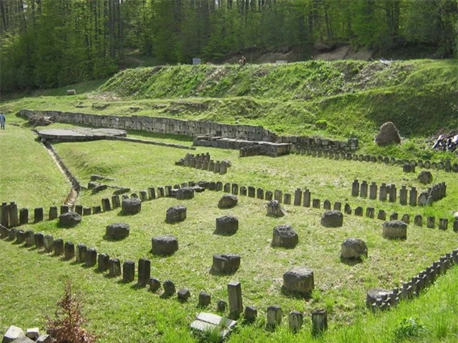 Pháo đài cổ này nằm trên trên dãy núi Orăştie của Romania