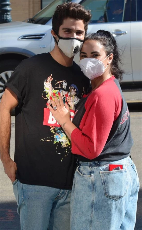 Demi và Max tình tứ trên đường phố Los Angeles vào cuối tháng 8.
