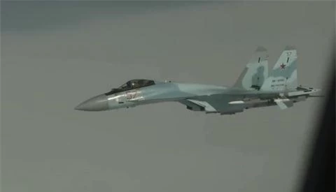 Gripen voi bo di khi bi Su-35 mang vu khi ap sat 