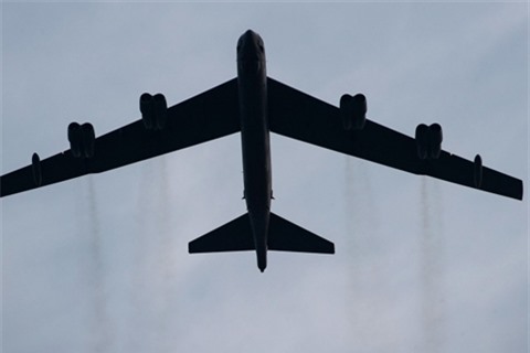 Hai chiec B-52 doa bien Donetsk va Lugansk thanh hoang mac?